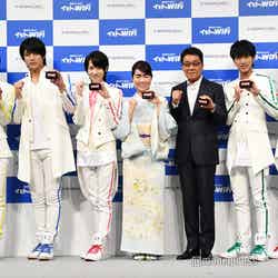 （左から）大城光、永田薫、西岡健吾、イモトアヤコ、五木ひろし、阿部周平、平野泰新（C）モデルプレス