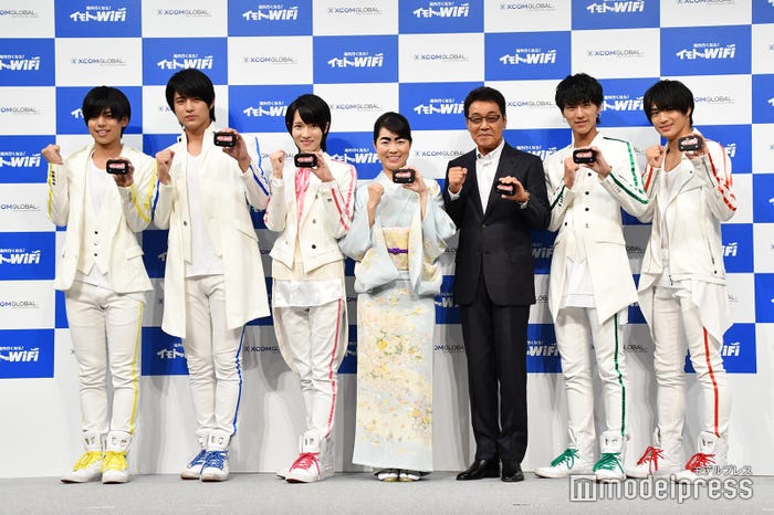(左から)大城光、永田薫、西岡健吾、イモトアヤコ、五木ひろし、阿部周平、平野泰新(C)モデルプレス
