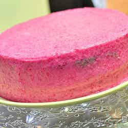 ピンク色はビーツの自然の色味「チョコレートビートケーキ」￥460