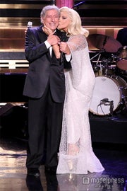 「第57回グラミー賞」でパフォーマンスをするトニー・ベネット&レディー・ガガ/photo:Getty Images【モデルプレス】
