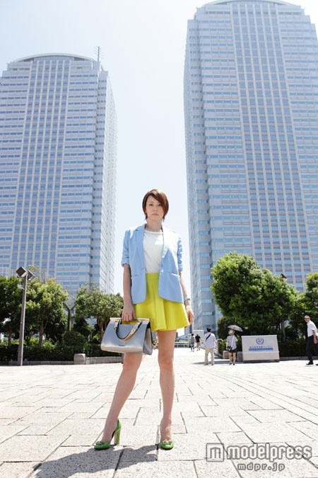 スカート丈もさらに短く