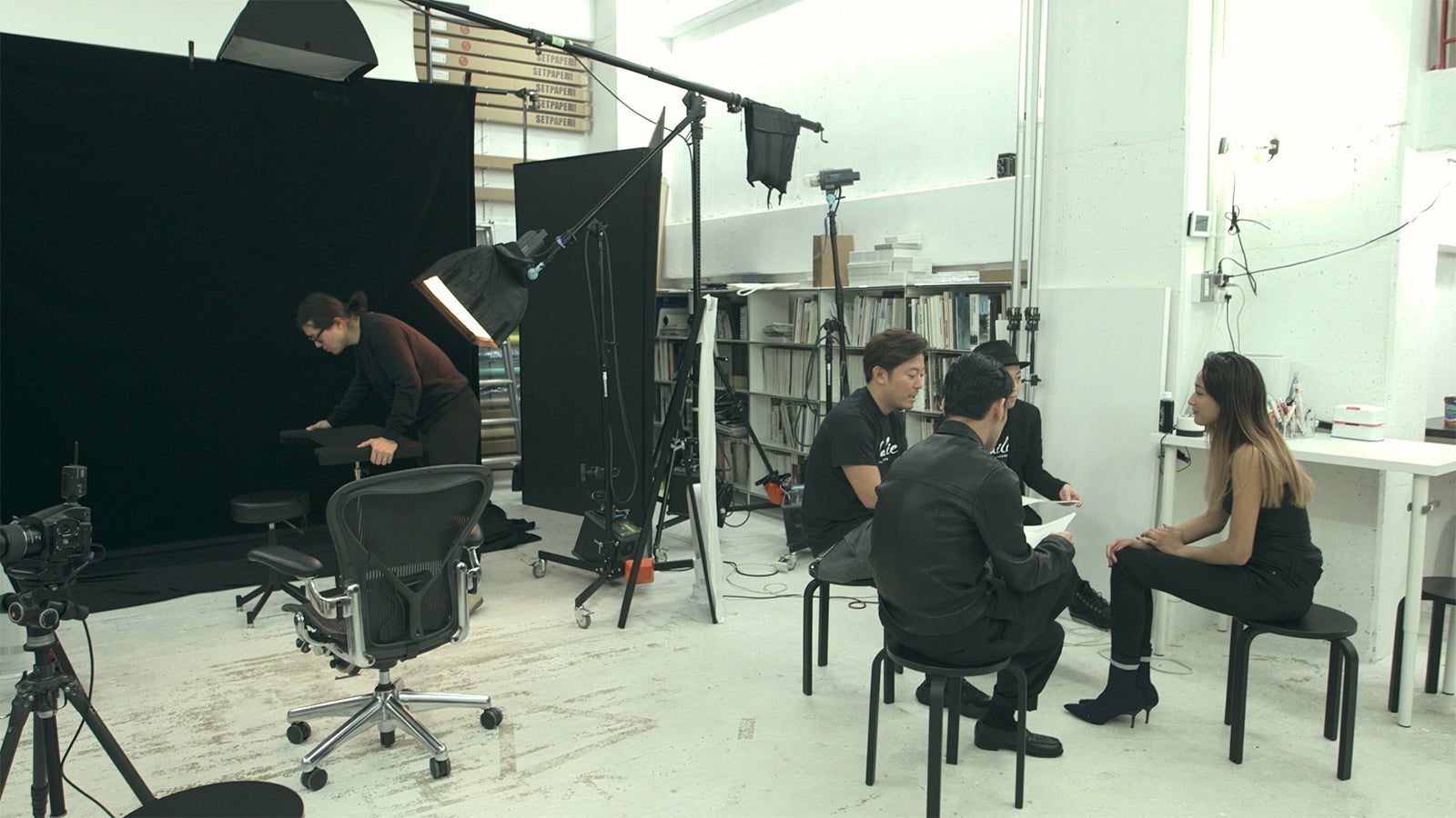 撮影に挑むまや「TERRACE HOUSE OPENING NEW DOORS」48th WEEK（C）フジテレビ／イースト・エンタテインメント