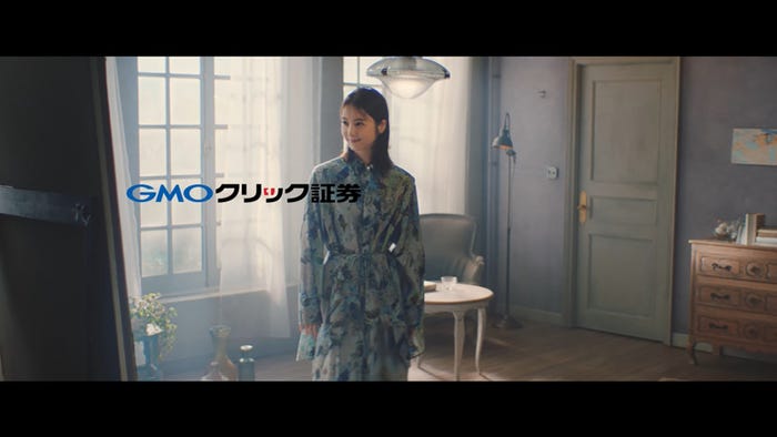 佐々木希/新CM「みつめる篇」場面カットより(C)2022 GMO CLICK Securities, Inc. All Rights Reserved.