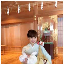 赤ちゃんを抱きながら薄い水色の着物を着こなす川崎／アレクサンダーオフィシャルブログ（Ameba）より
