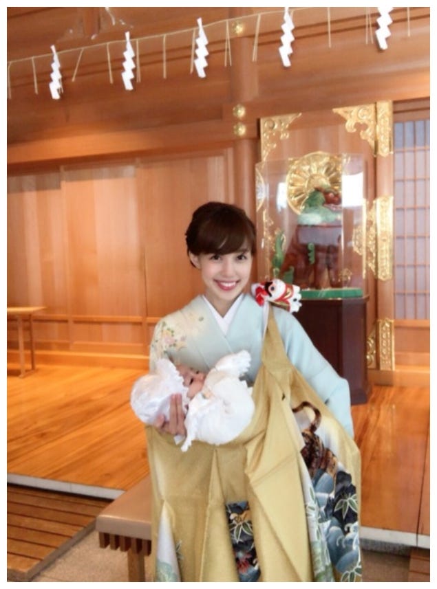 赤ちゃんを抱きながら薄い水色の着物を着こなす川崎／アレクサンダーオフィシャルブログ（Ameba）より