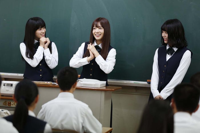 高校のクラスへ(C)NHK