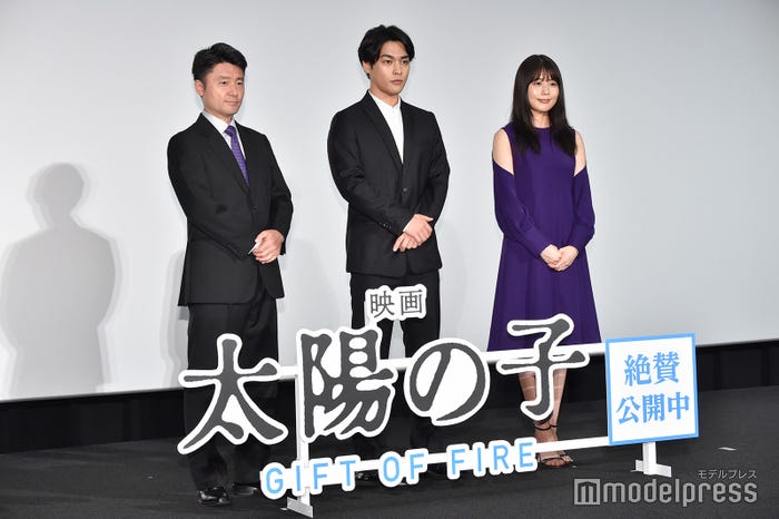 黒崎博監督、柳楽優弥、有村架純(C)モデルプレス