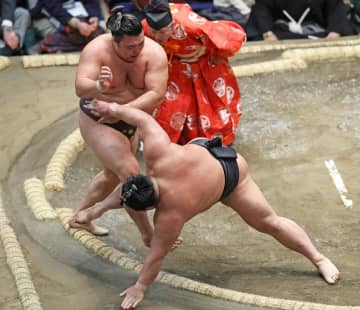 館内騒然 伯乃富士が土俵から落ち顔面強打で立ち上がれず→物言いで同体、取り直し→今度は土俵際で逆転負け