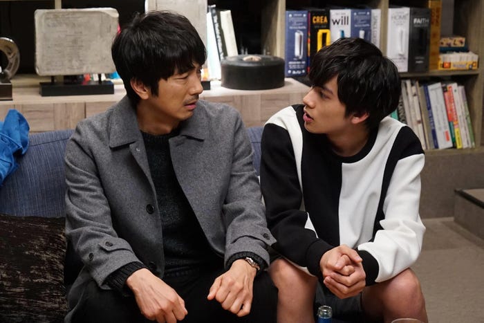 眞島秀和、北村匠海/「隣の家族は青く見える」より(C)フジテレビ