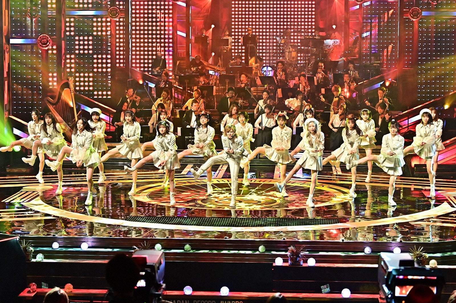 AKB48、“12年連続受賞”柏木由紀「今年ほど大賞を獲りたいと思ったことは無い」圧巻ステージ披露＜第63回輝く！日本レコード大賞＞