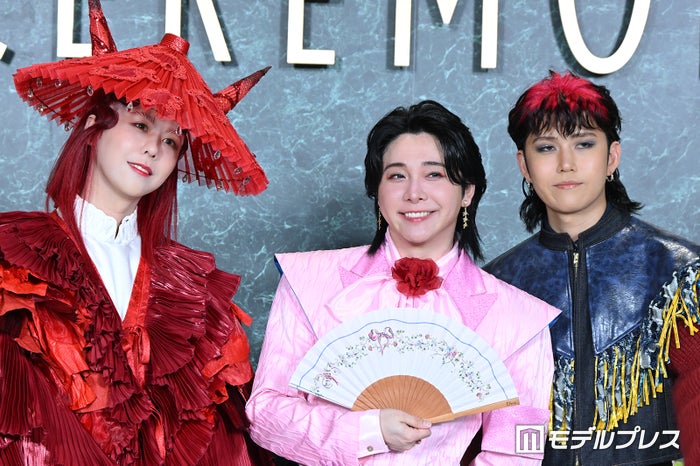 ミセス「CEREMONY」2日目は桃太郎モチーフの衣装で登場 “鬼”藤澤涼架のロングドレスをメンバーも凝視【Mrs. GREEN APPLE presents「CEREMONY」】