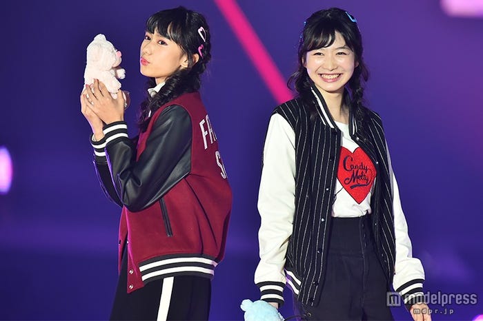 岡本夏美(右)、黒崎レイナ(左)