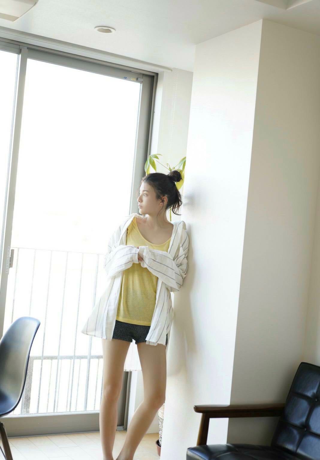 出口夏希、高校卒業で大人な姿も　ショーパンで美脚披露＜アザーカット＆コメント到着＞