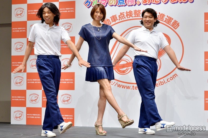 あたりまえ体操のポーズを取る（左から）多田健二、米倉涼子、山田與志