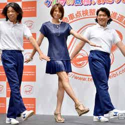あたりまえ体操のポーズを取る（左から）多田健二、米倉涼子、山田與志