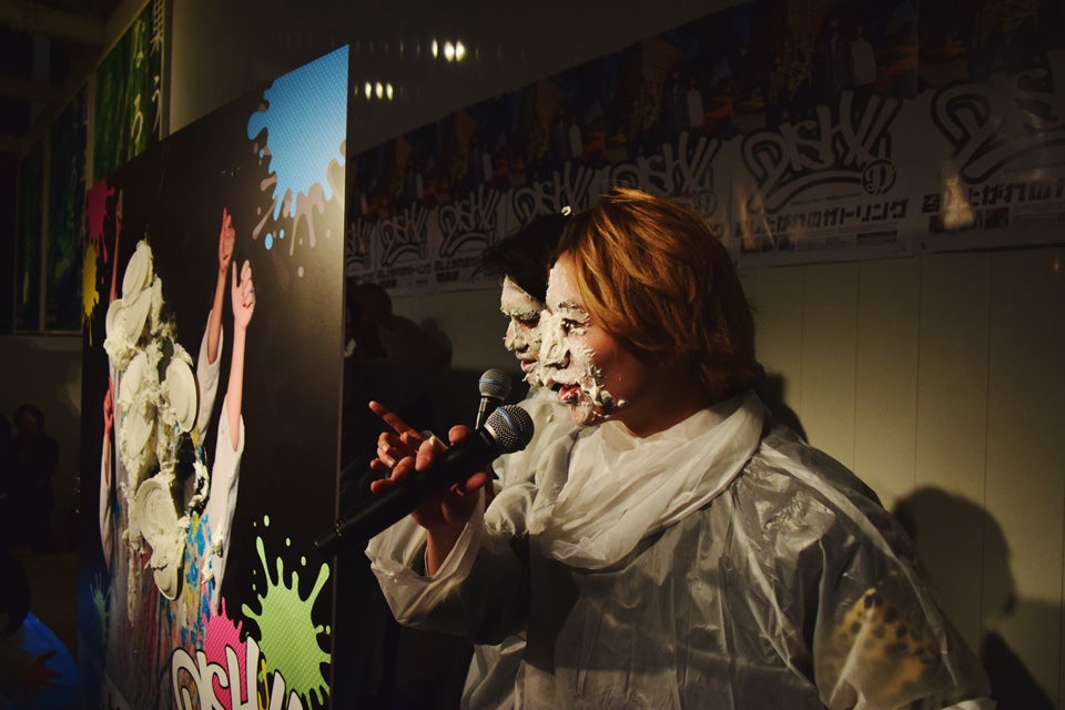 クリームまみれになったメンバー（画像提供：ソニー・ミュージック）