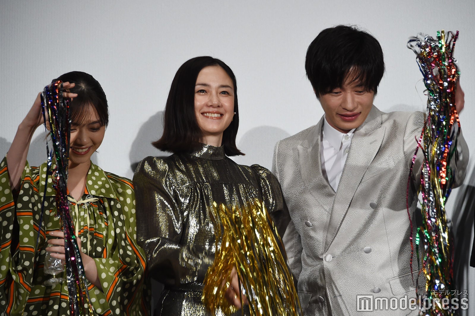 西野七瀬、原田知世、テープをヨーヨーのように操る田中圭その2（C）モデルプレス