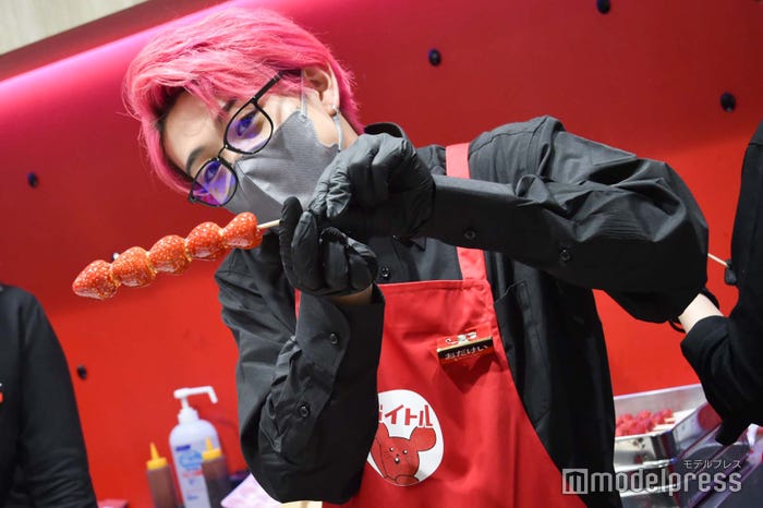 作ったいちご飴をアピールしてくれたおだけい (C)モデルプレス