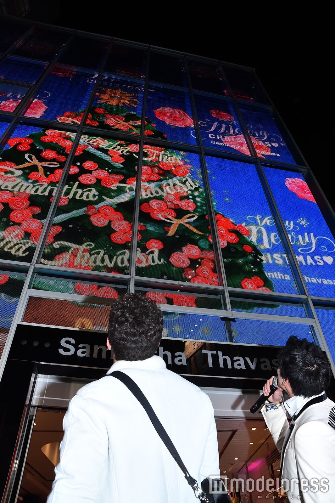 点灯の瞬間を見守るオースティン・マホーン、新田真剣佑 （C）モデルプレス