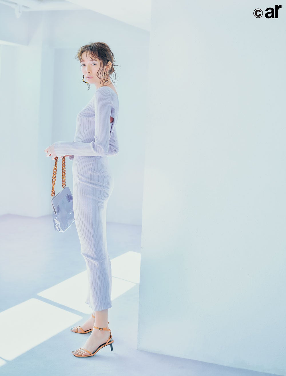 吉岡里帆 惜しみない美谷間を披露 Ar 1年半ぶり表紙で圧倒的透明感 モデルプレス