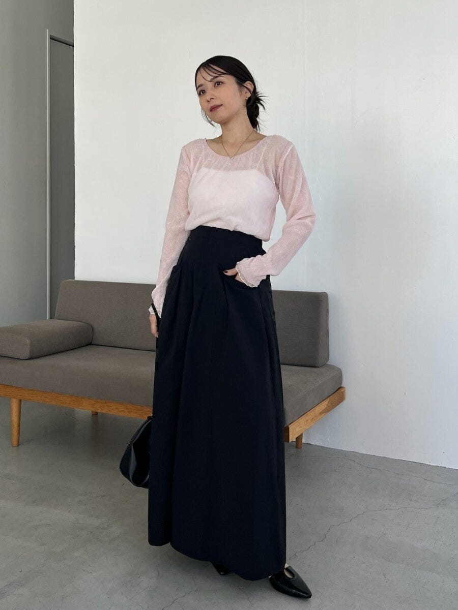 2026春大人女性おすすめピンク黒スカートコーデ