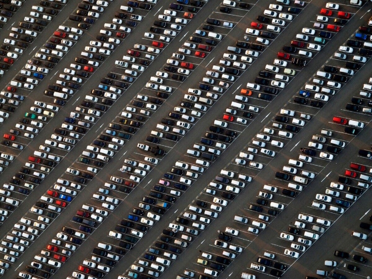 どこの駐車場もすぐに車でいっぱいになってしまう。仕方なく路上に停めることに……