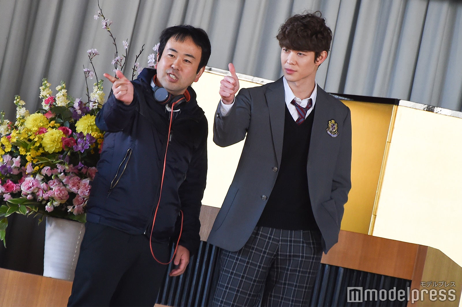 打ち合わせをする宮沢氷魚（C）モデルプレス