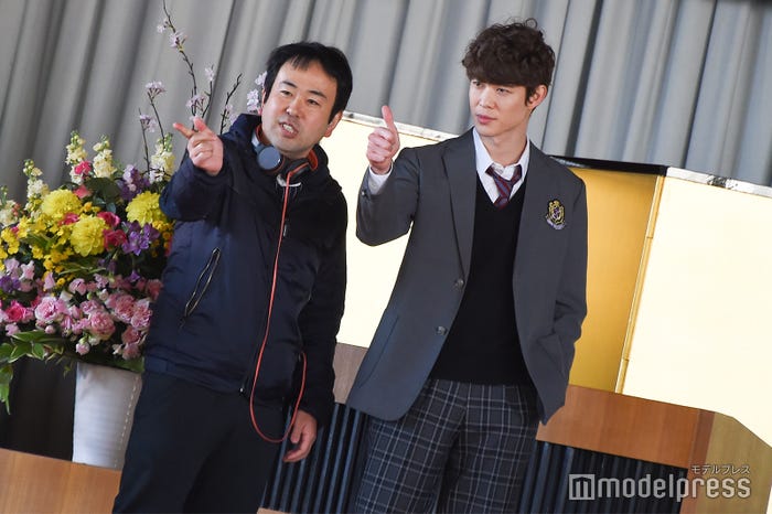 打ち合わせをする宮沢氷魚(C)モデルプレス