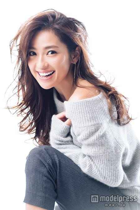 前髪をかき上げた“かき上げヘア”は女性のトレンドに/「andGIRL」1月号(画像提供:エムオン・エンタテインメント)