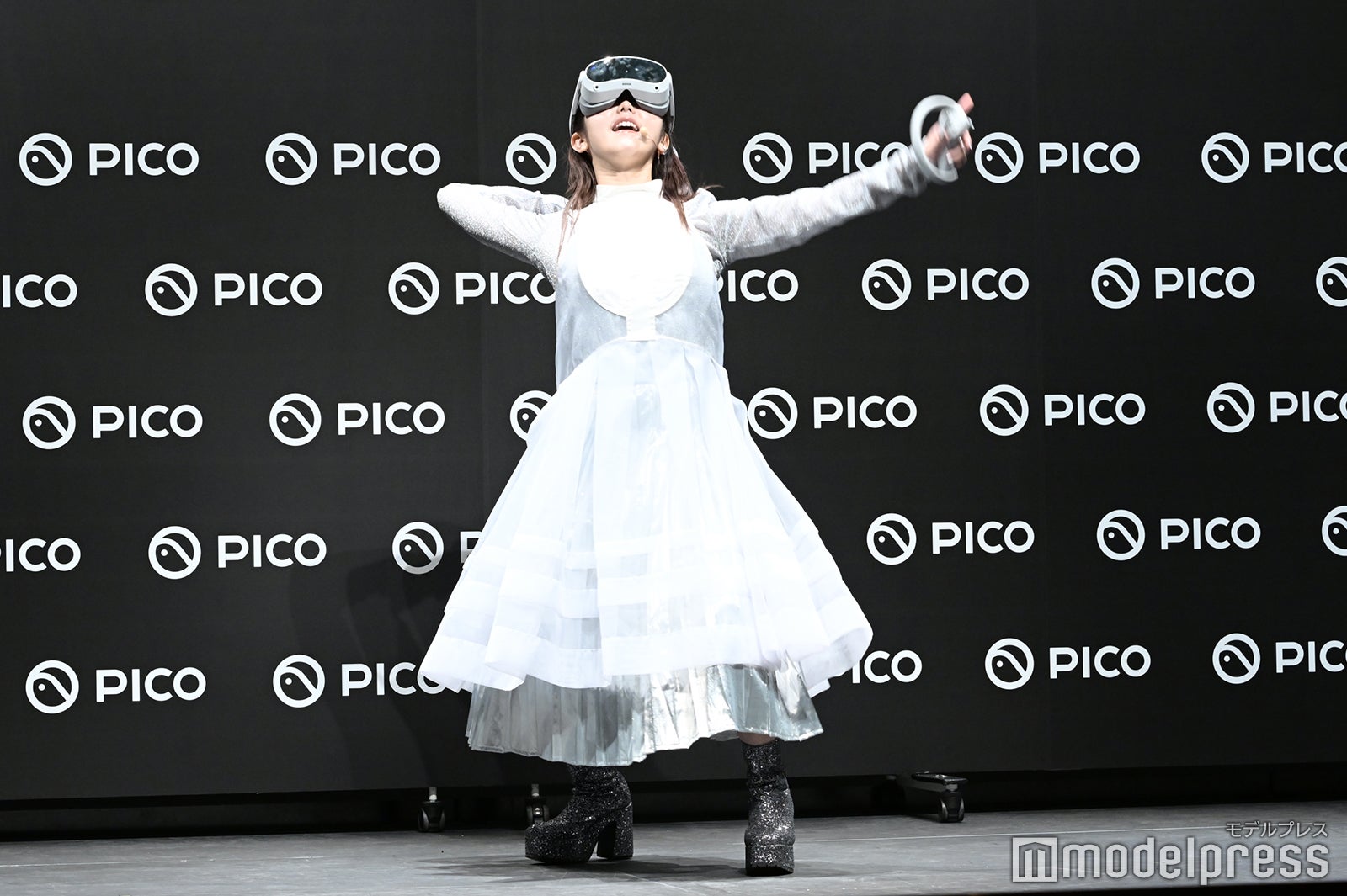 バレーボールのゲームに挑戦する峯岸みなみ （C）モデルプレス