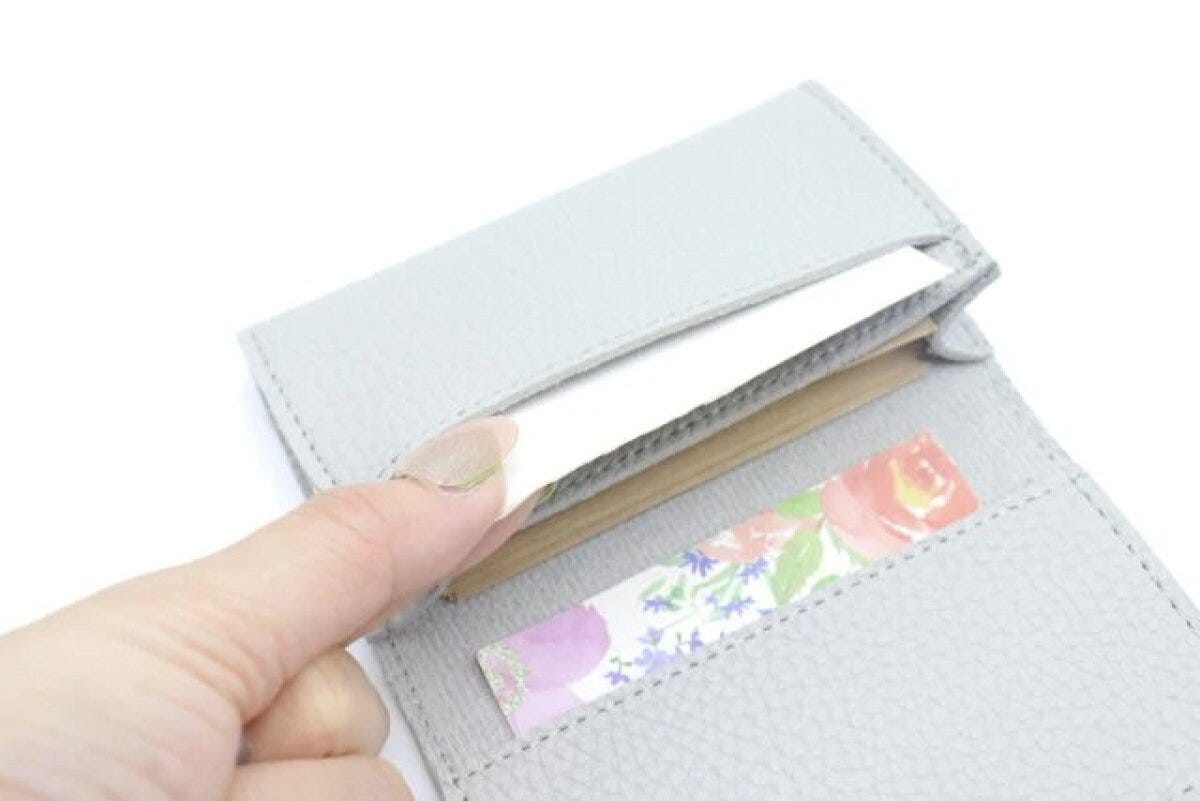 ダイソー　レザー調マチ付き名刺ケース（ベーシック）　使用例