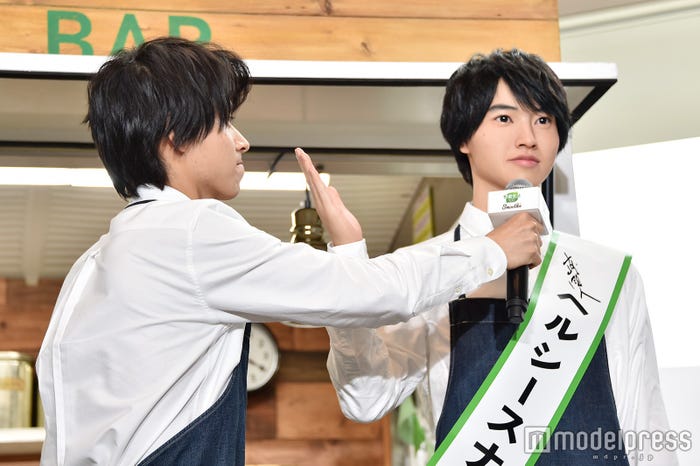 フィギュアに「今日はありがとうございます!」と話しかける山崎賢人(C)モデルプレス