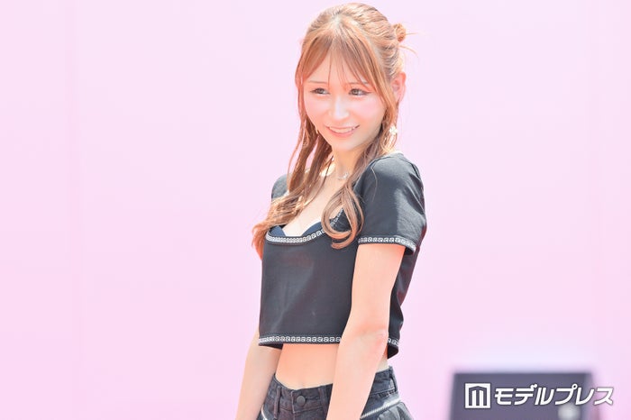 美女社長YouTuber浦西ひかる、美ウエスト＆美脚のぞくミニ丈コーデ【GAKUSEI RUNWAY】