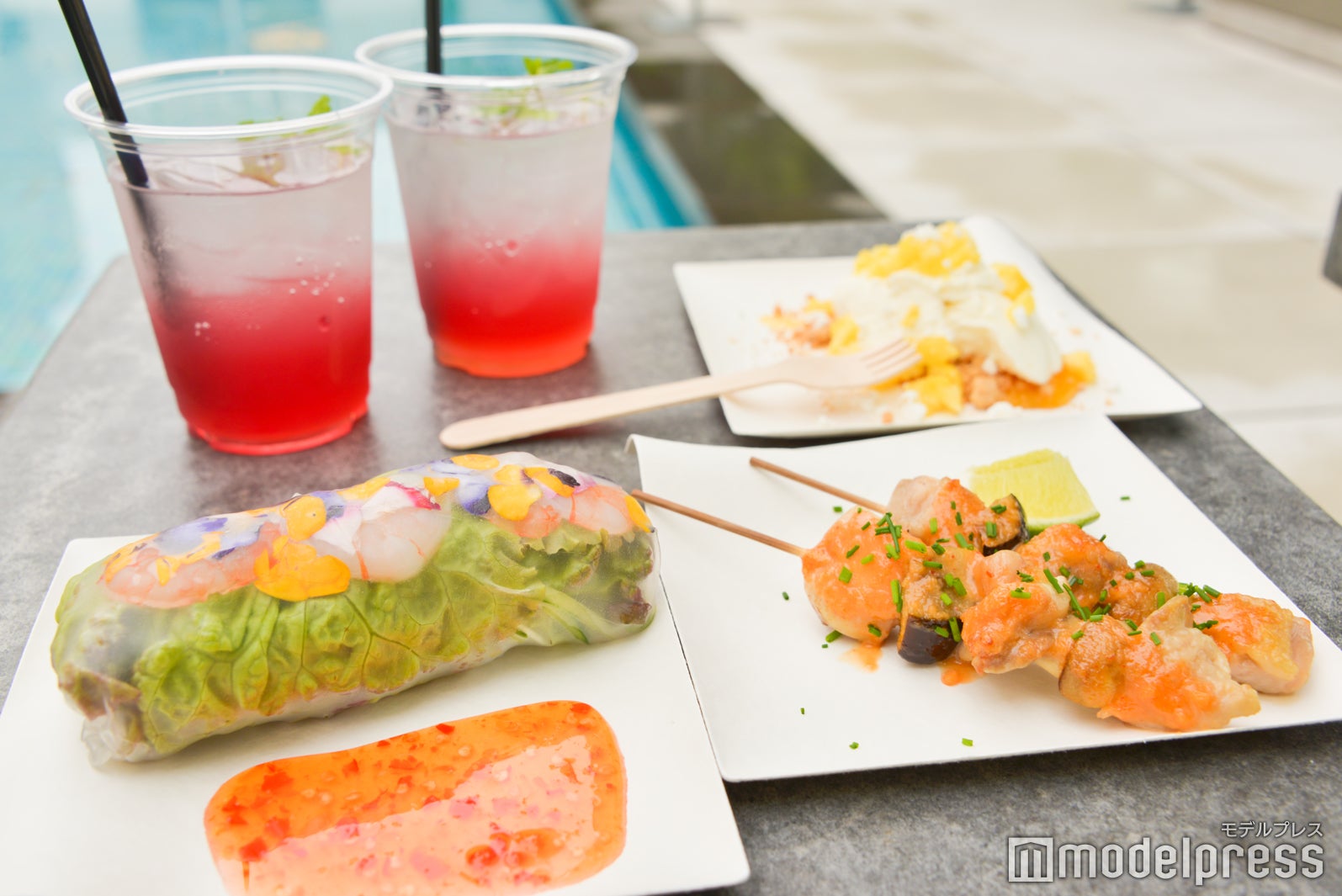 バルでお腹を満たして、ひと休み（C）モデルプレス