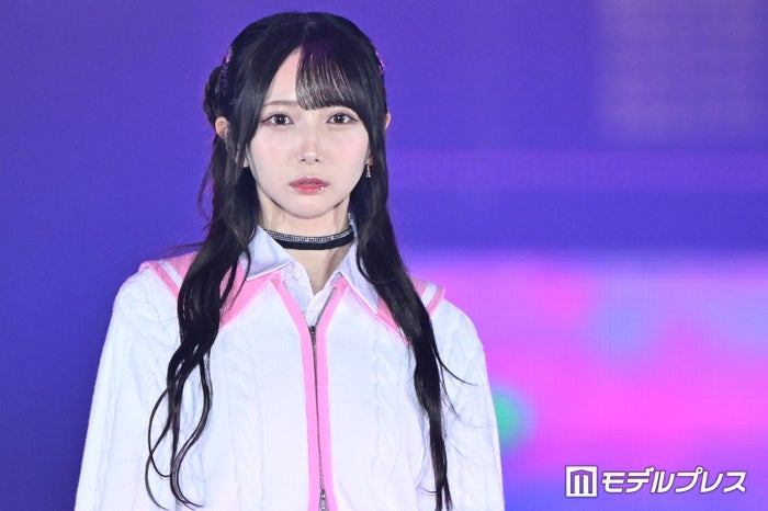 ≠ME谷崎早耶、美脚際立つスクール風コーデ【GirlsAward 2024AW】