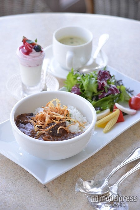 海のそばで食べる上品な洋食やスイーツ／画像提供：レストラン ラ・マーレ・ド・茶屋