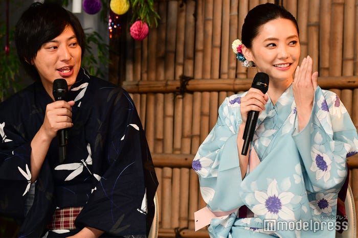 (左から)塚本高史、倉科カナ(C)モデルプレス