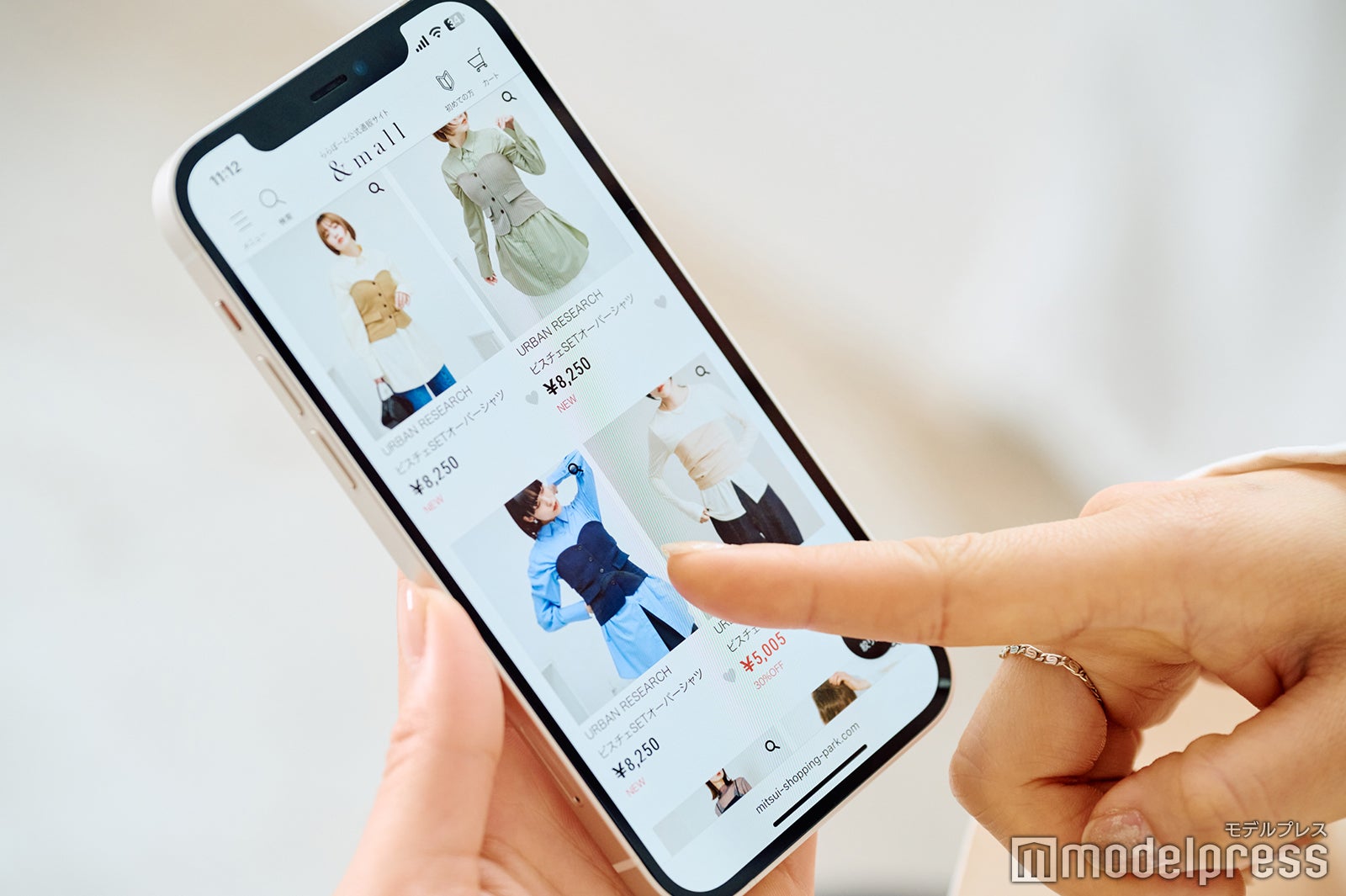 &mallでお買い物（C）モデルプレス