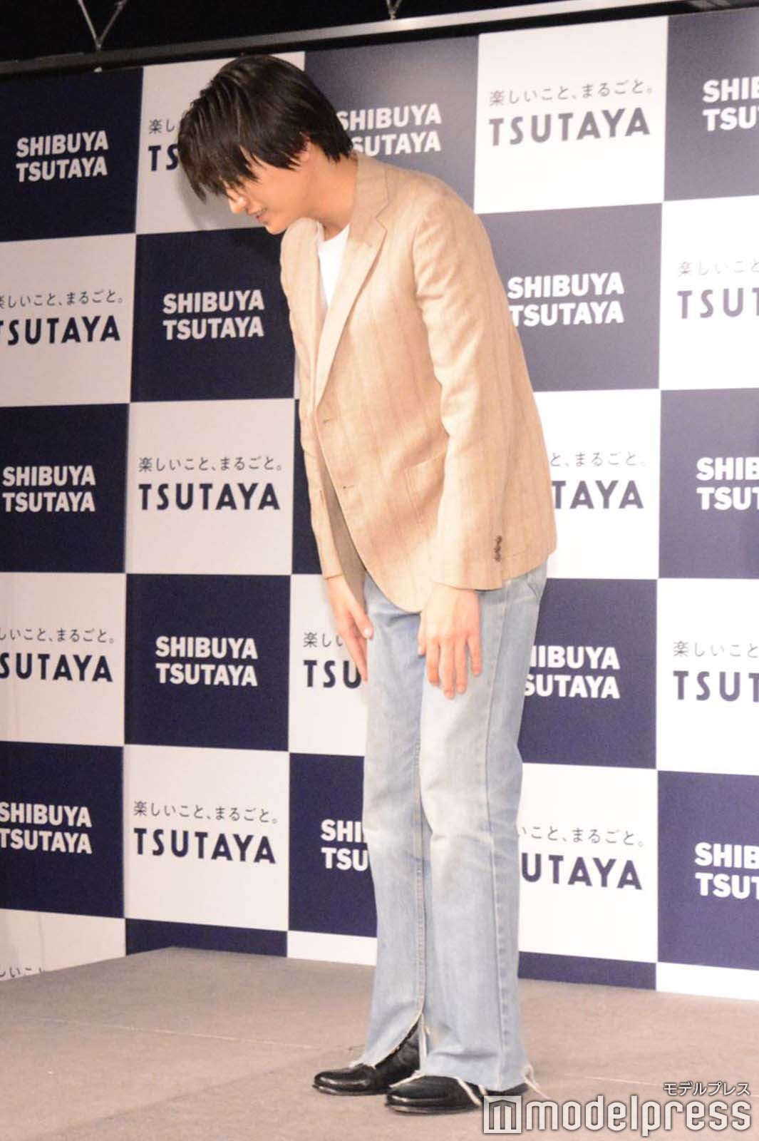 お辞儀をする金子大地（C）モデルプレス