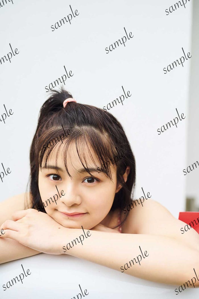 本間日陽1st写真集「ずっと、会いたかった」ポストカード「おふろ編」/撮影:酒井貴弘(C)KOBUNSHA