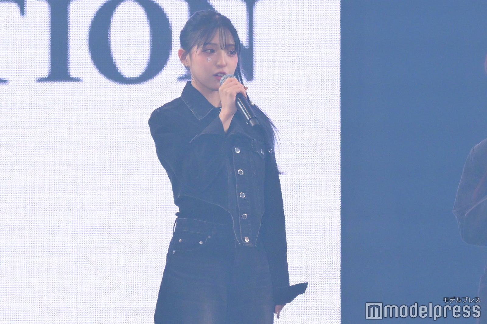 MINAMI、デニムセットアップで登場 森ケの日常とのステージに笑顔【TGC 2024 S／S】