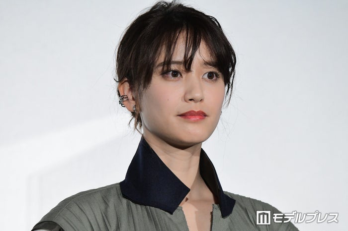 山崎紘菜、32歳誕生日に幼少期ショット公開「お目目くりくり」「すでに完成してる」と反響
