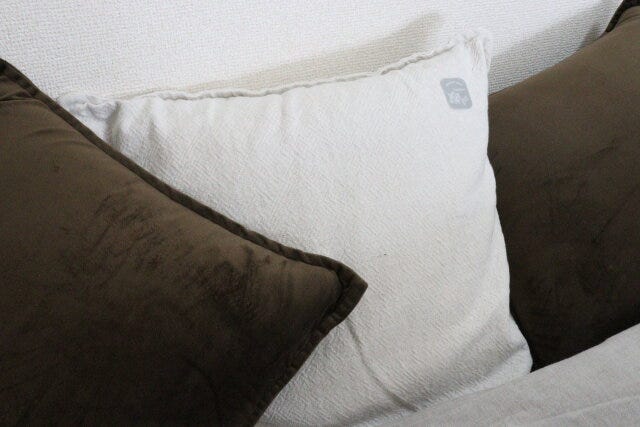 ダイソーの枕に貼るアロマシール（白檀、18枚）　使用感3