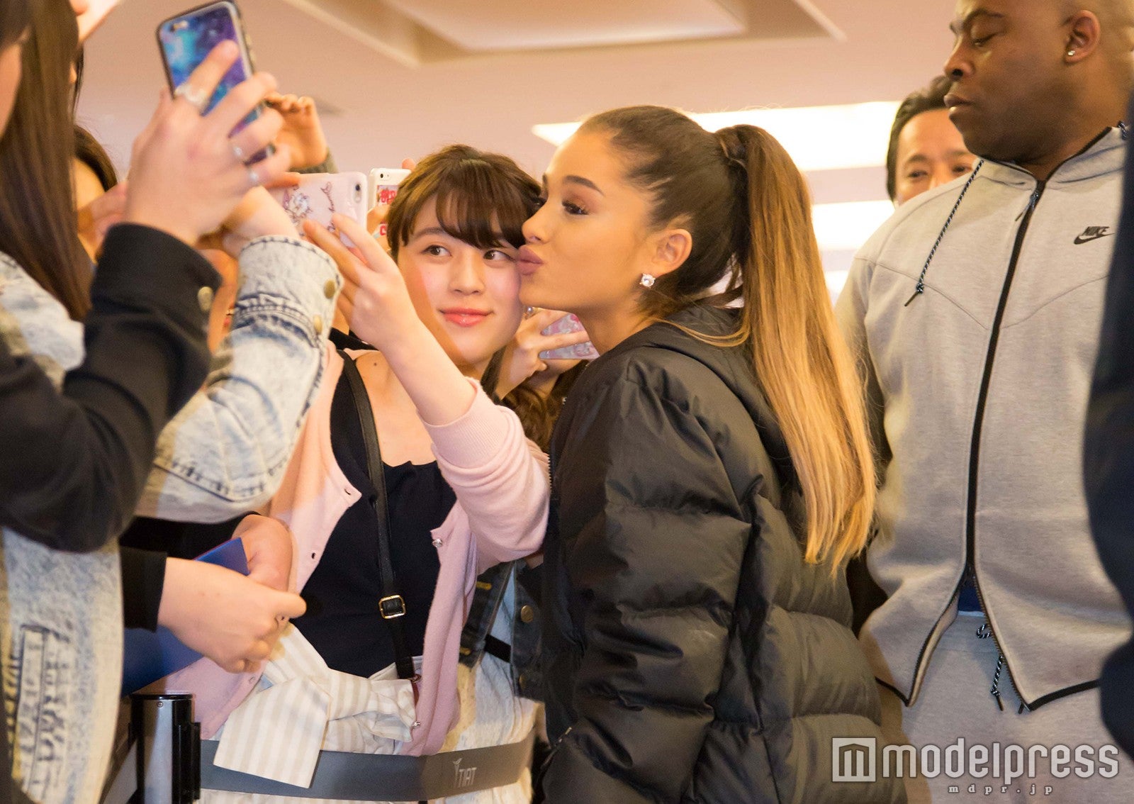 ファンとセルフィーに応じるアリアナ・グランデ