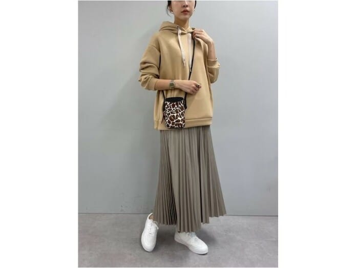 スポーティーなスウェットとフェミニンなスカートのコンビが大人可愛い　出典：WEAR
