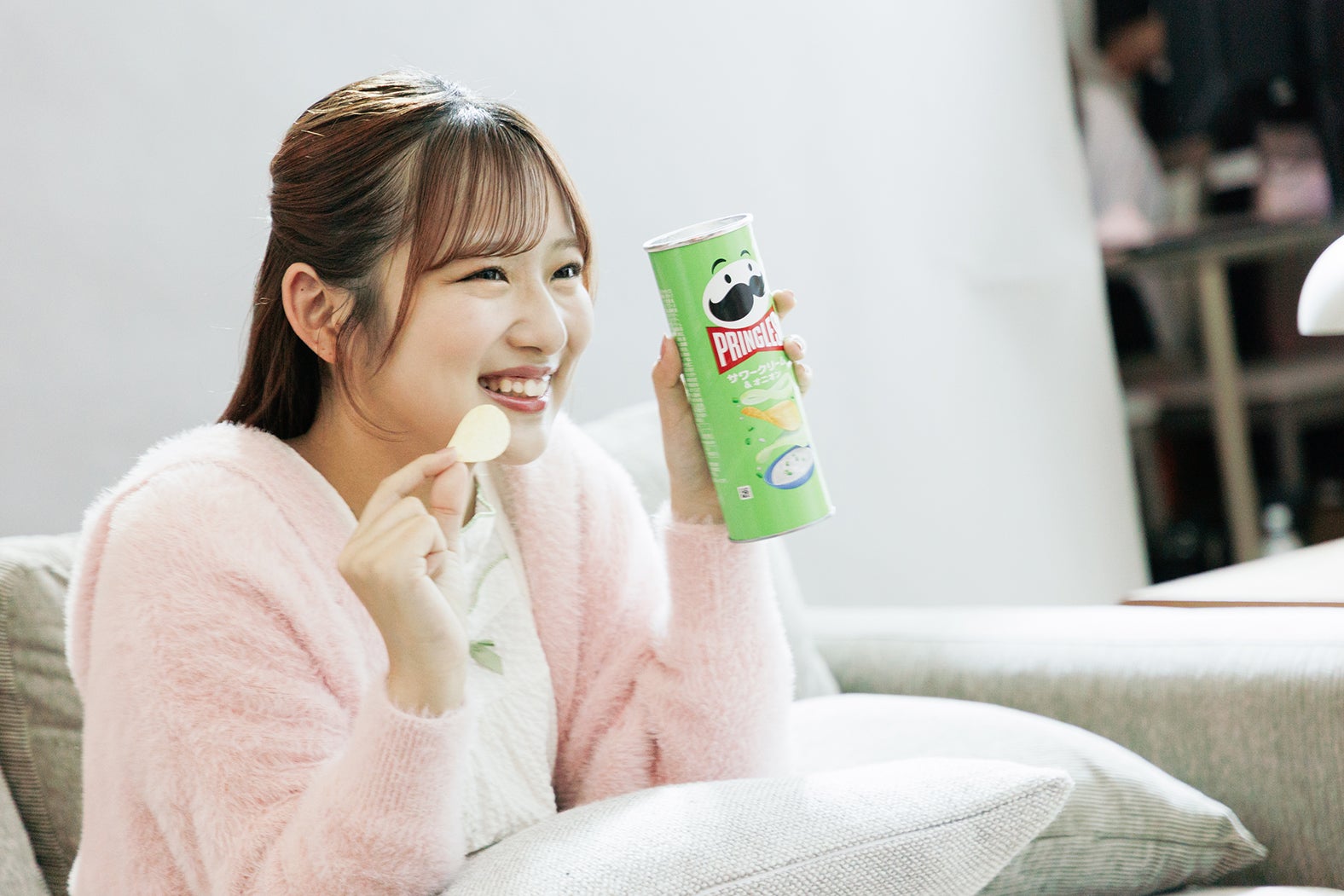 希空「プリングルズ」撮影メイキングより（提供写真）