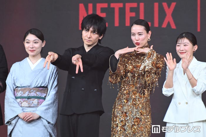 観客の撮影タイムにノリノリな生田斗真(中央左)、戸田恵梨香(中央右)、三浦透子、伊藤沙莉(C)モデルプレス