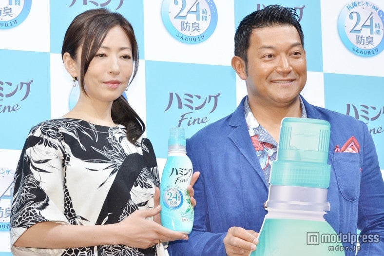 新CM発表会に出席した松雪泰子（左）、山口智充（右）