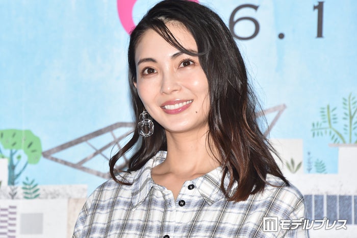 押切もえ、ほっそり美脚披露 ショーパン×ロングブーツ姿に反響「美しい」「憧れのスタイル」