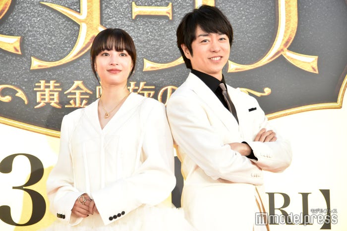白のドレスコードで登場した広瀬すず&櫻井翔(C)モデルプレス
